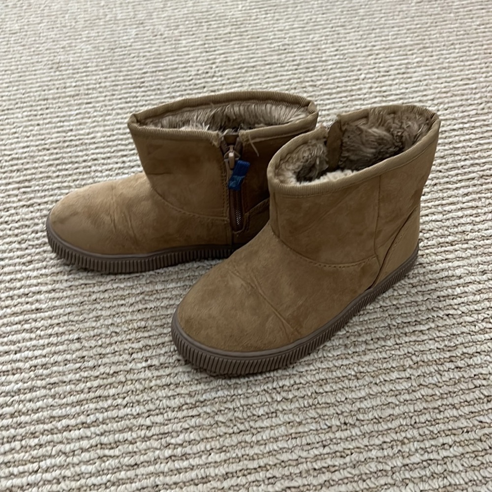 Cat and Jack ugg like snow boot for kid